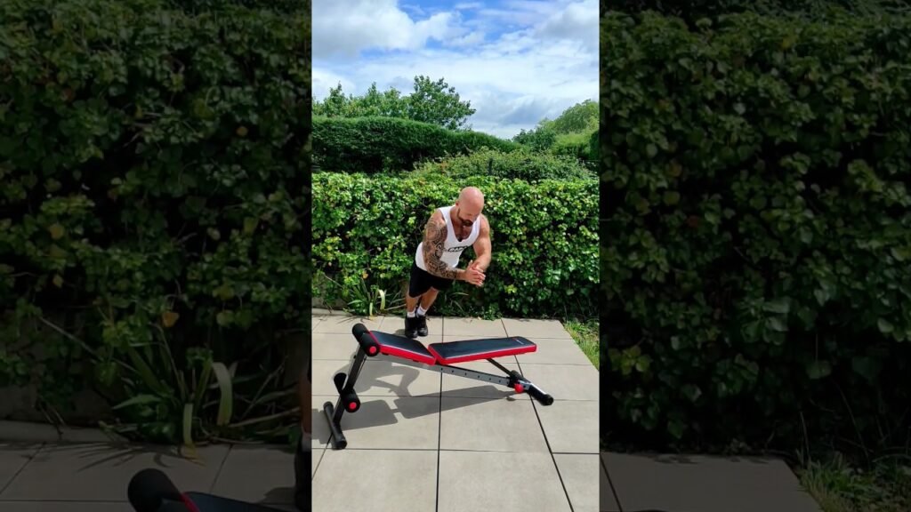 Pompe inclinée claquée (incline clapping push-up)