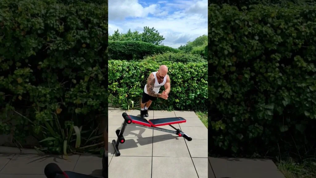 Pompe inclinée claquée (incline clapping push-up)