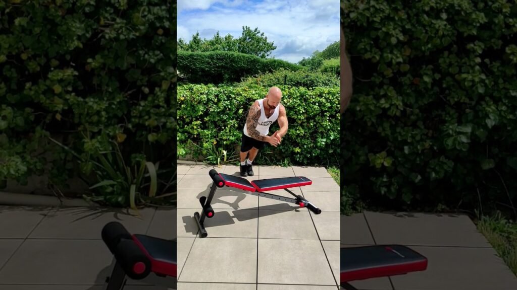 Pompe inclinée claquée prise large (wide incline clapping push-up)