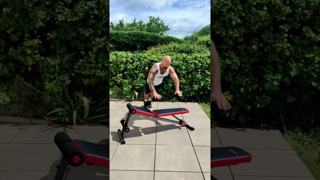 Pompe inclinée explosive prise large (wide incline explosive push-up)