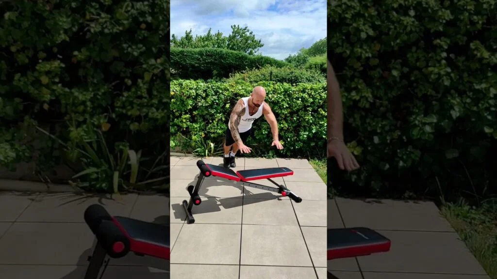 Pompe inclinée explosive prise large (wide incline explosive push-up)