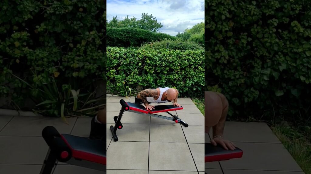 Pompe inclinée prise large (wide incline push-up)