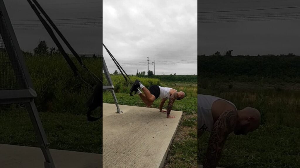 Relevé de genou oblique TRX (TRX oblique knee tuck)