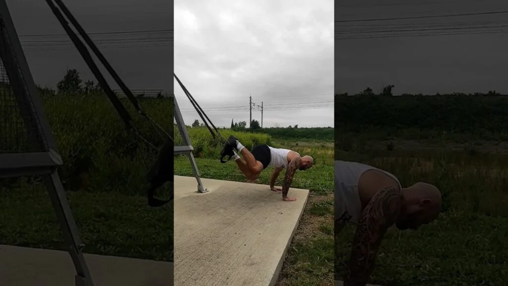 Relevé de genou oblique TRX (TRX oblique knee tuck)