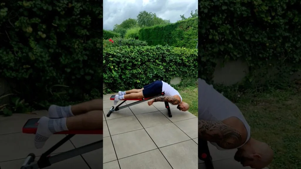 Extension lombaire banc plat (bodyweight back extension on flat bench)