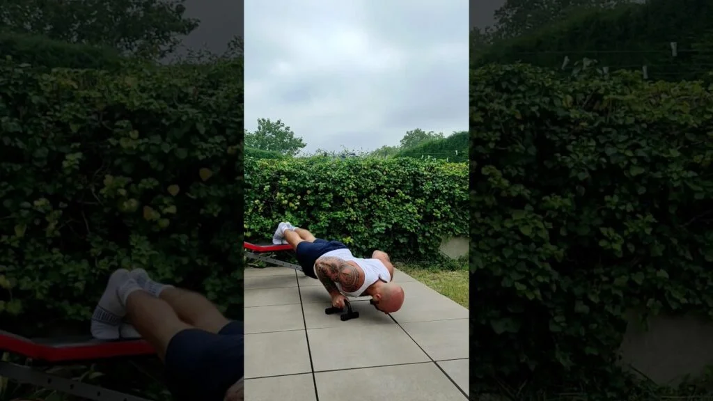 Pompe déclinée avec poignée prise neutre (neutral grip decline push-up with handle)