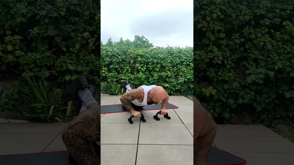 Pompe à genou avec poignée (kneeling push-up with handle)