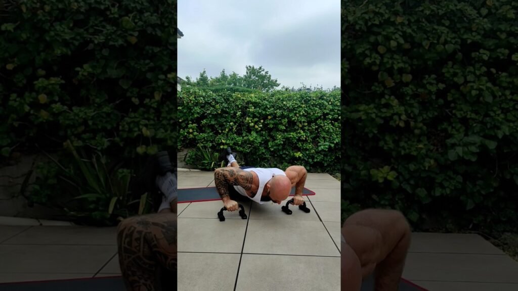 Pompe à genou avec poignée prise large (wide grip kneeling push-up with handle)