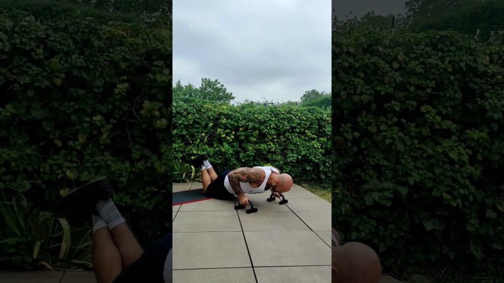 Pompe à genou avec poignée prise neutre et large (neutral wide grip kneeling push-up with handle)