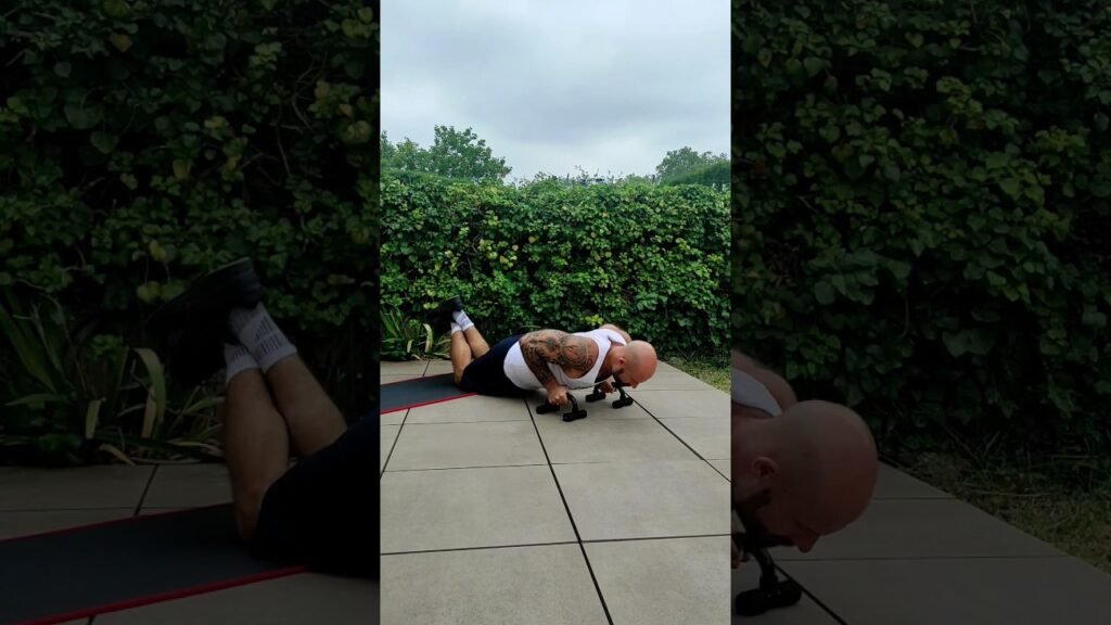 Pompe à genou avec poignée prise neutre (neutral grip kneeling push-up with handle)