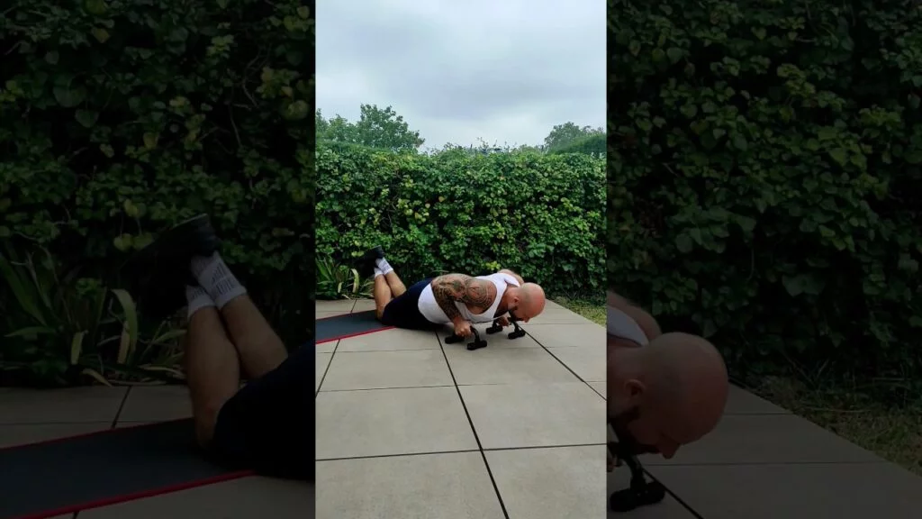 Pompe à genou avec poignée prise neutre (neutral grip kneeling push-up with handle)