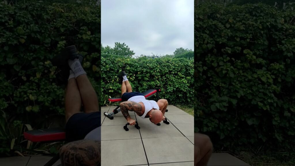 Pompe à genou déclinée avec poignée prise large (wide grip kneeling decline push-up with handle)