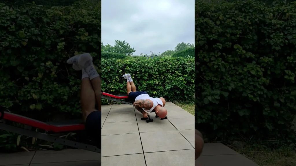 Pompe à genou déclinée avec poignée prise neutre (neutral grip kneeling decline push-up with handle)