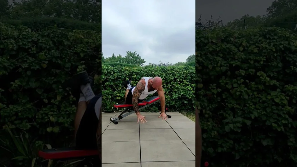 Pompe à genou déclinée explosive (kneeling decline explosive push-up)