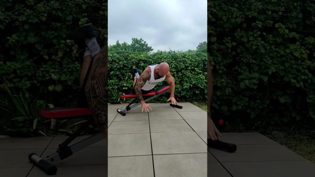 Pompe à genou déclinée explosive prise large (wide kneeling decline explosive push-up)