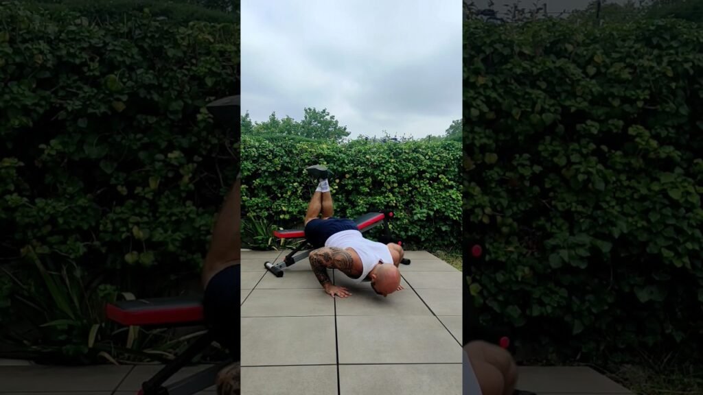 Pompe à genou déclinée (kneeling decline push-up)