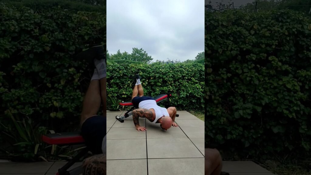 Pompe à genou déclinée prise large (wide kneeling decline push-up)