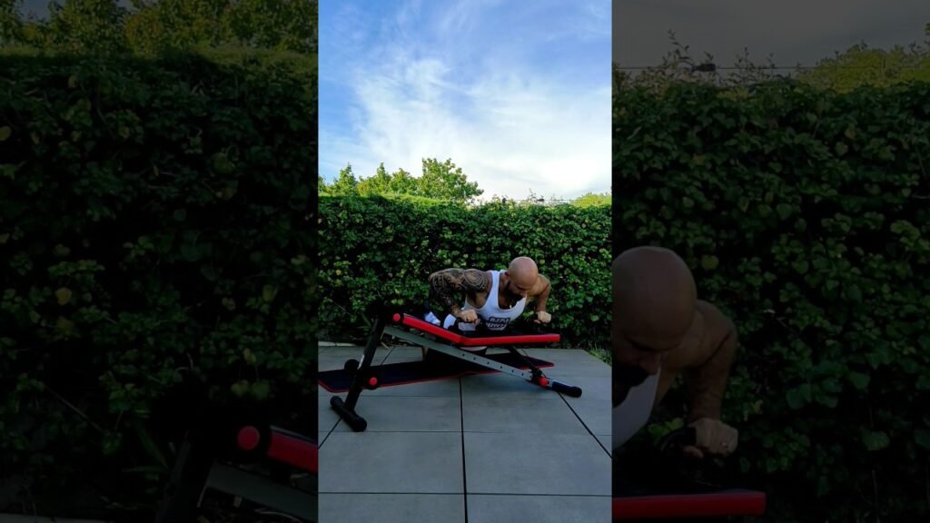 Pompe à genou inclinée avec poignée prise large (wide grip kneeling incline push-up with handle)