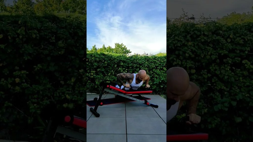 Pompe à genou inclinée avec poignée prise large (wide grip kneeling incline push-up with handle)