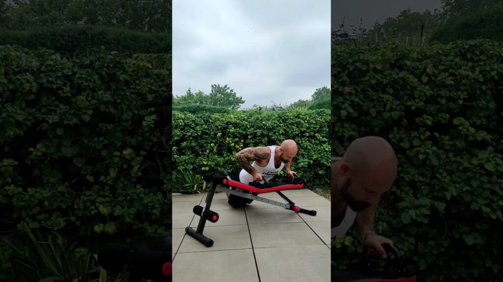 Pompe à genou inclinée avec poignée prise neutre et large (neutral wide grip kneeling incline push-up with handle)