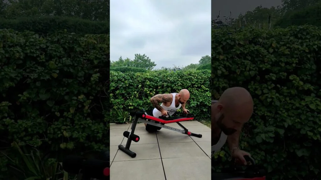Pompe à genou inclinée avec poignée prise neutre et large (neutral wide grip kneeling incline push-up with handle)