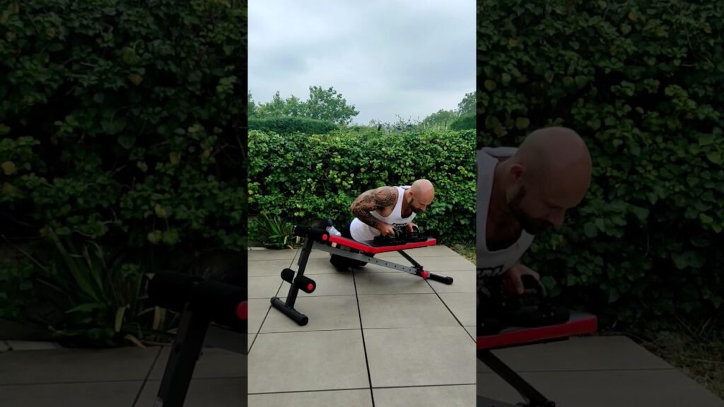 Pompe à genou inclinée avec poignée prise neutre (neutral grip kneeling incline push-up with handle)