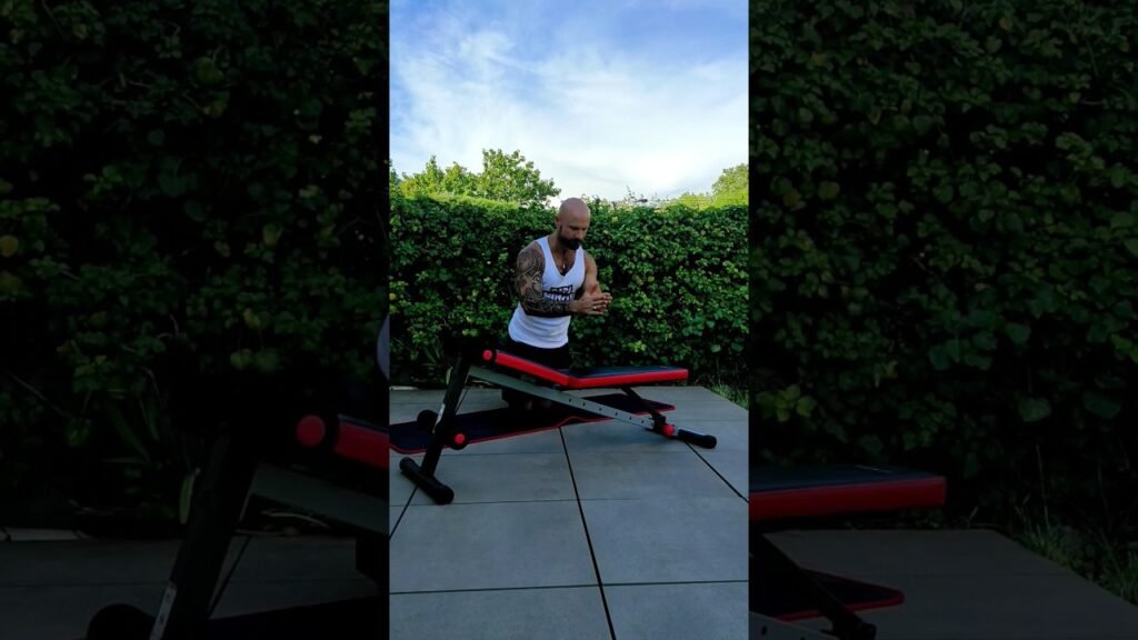 Pompe à genou inclinée claquée prise large (wide kneeling incline clapping push-up)