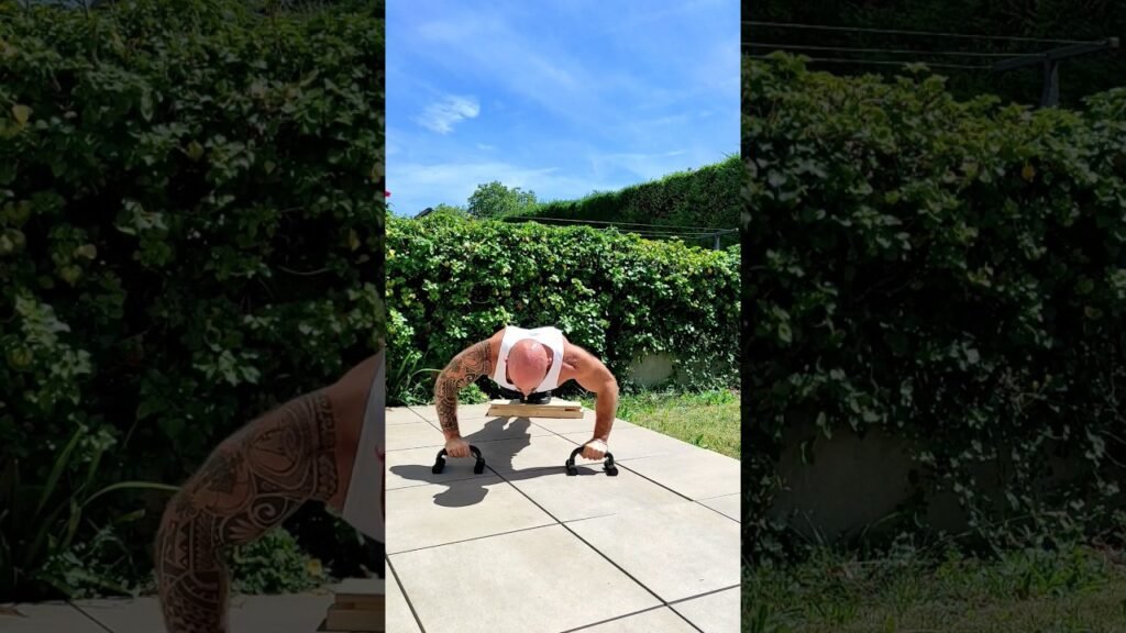 Pompe surélevée avec poignée prise large (wide grip elevated push-up with handle)