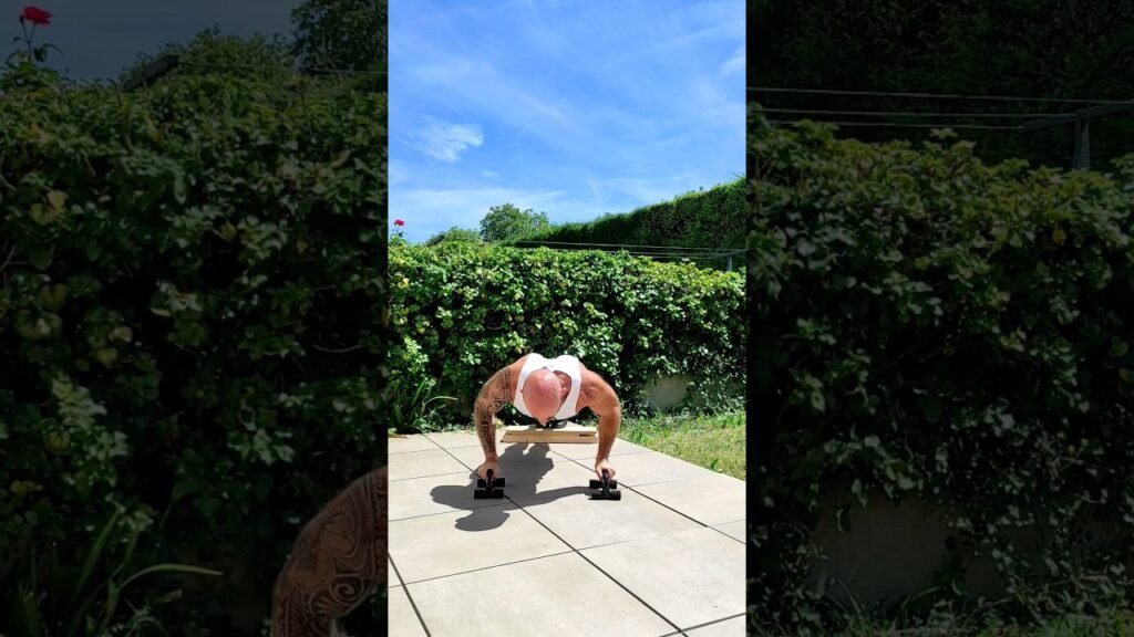 Pompe surélevée avec poignée prise neutre et large (neutral wide grip elevated push-up with handle)