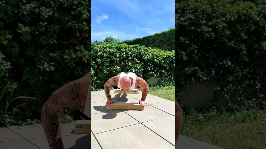 Pompe surelevée prise large (wide elevated push-up)