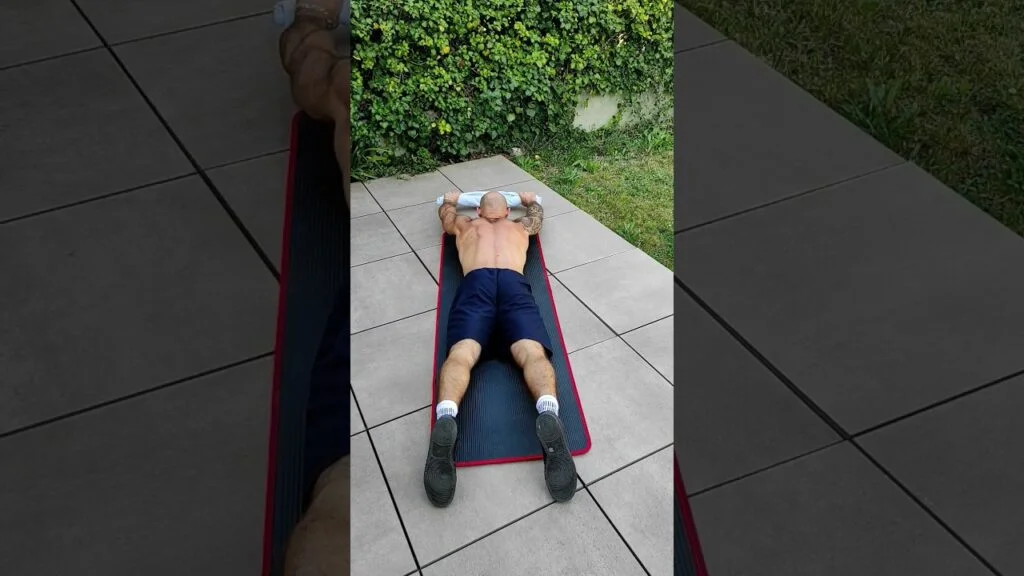 Tirage dorsaux au sol avec serviette (towel lat pull-down on the floor)