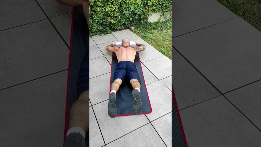 Traction Superman au sol avec serviette (Superman towel lat pull-down)