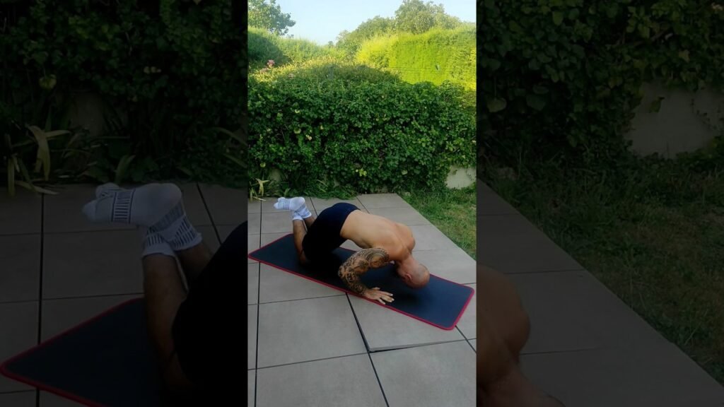 Pompe piquée à genou (kneeling pike push-up)