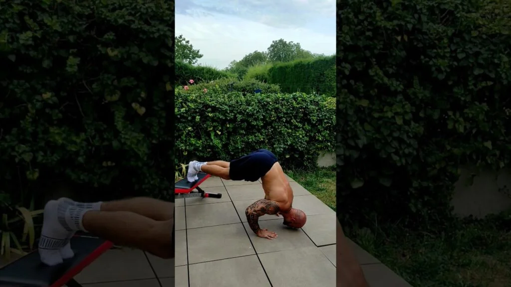 Pompe piquée surélevée (elevated pike push-up)