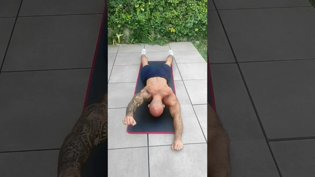Élévation frontale au sol poids du corps alterné (alternating bodyweight front raise on the floor)