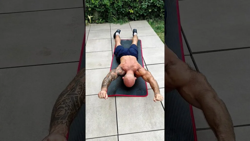 Élévation frontale au sol poids du corps (bodyweight front raise on the floor)
