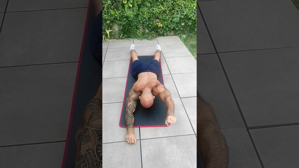 Élévation frontale au sol poids du corps à un bras (one arm bodyweight front raise on the floor)