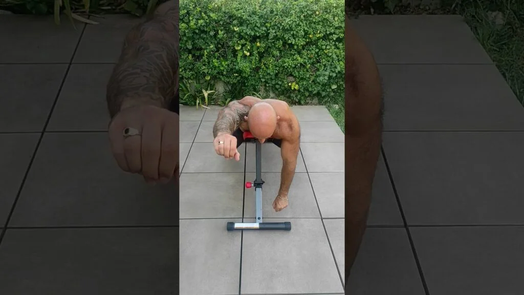Élévation frontale sur banc incliné poids du corps alterné (alternating incline bodyweight front raise)