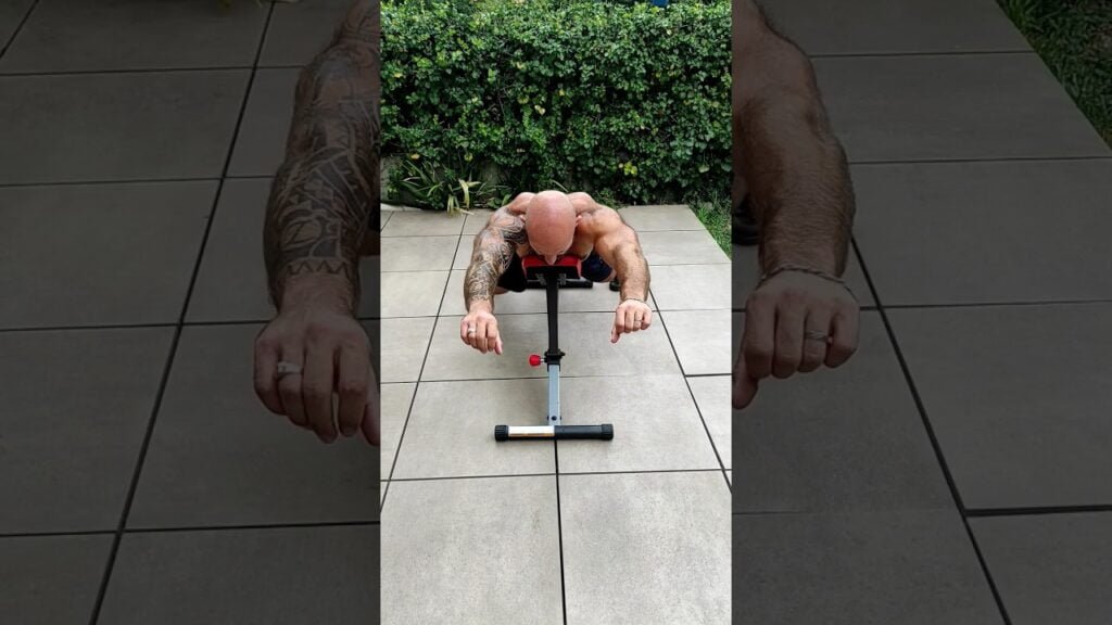 Élévation frontale sur banc incliné poids du corps (incline bodyweight front raise)