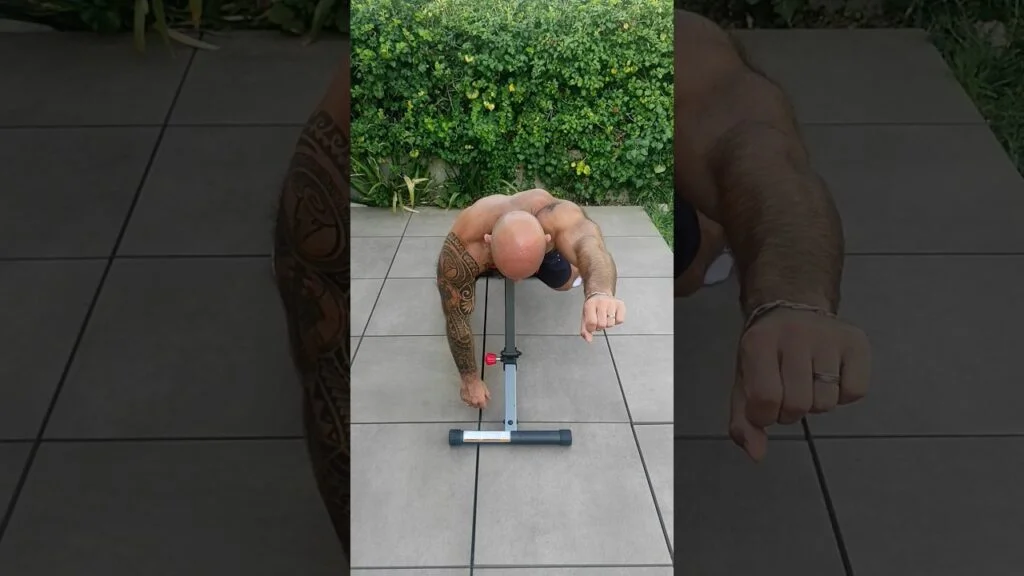 Élévation frontale sur banc incliné poids du corps à un bras (one arm incline bodyweight front raise)