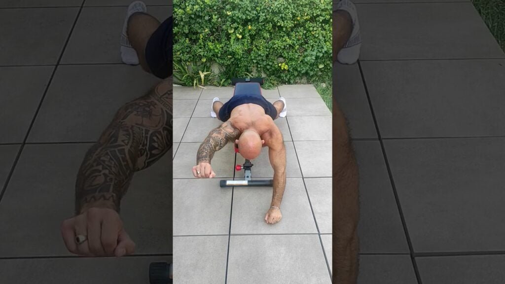 Élévation frontale sur banc poids du corps alterné (alternating bodyweight front raise on bench)