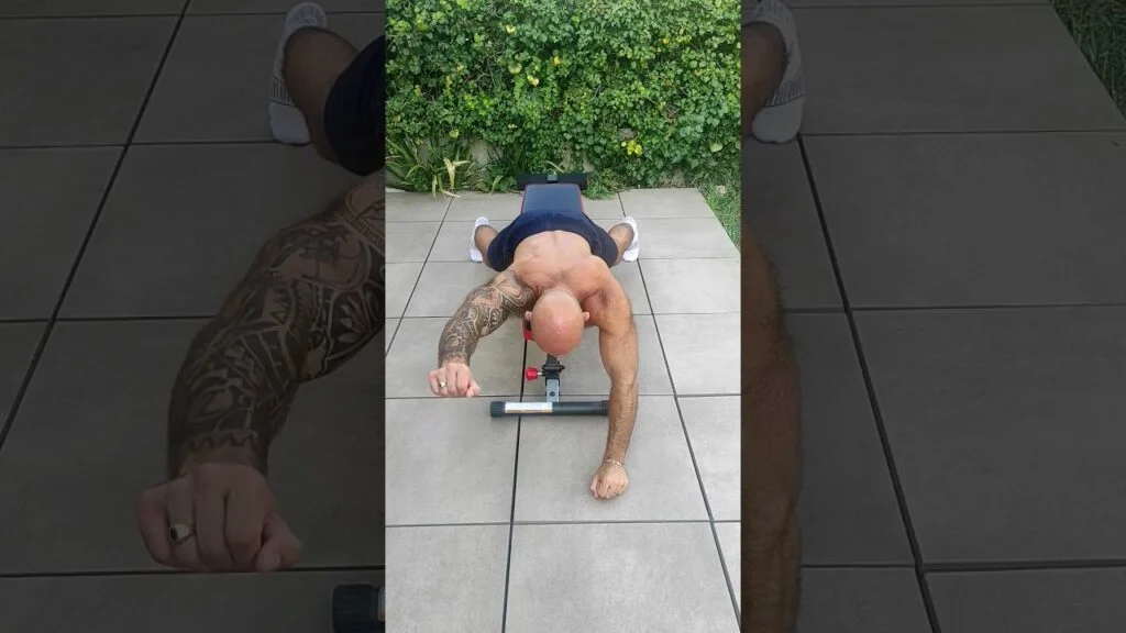 Élévation frontale sur banc poids du corps alterné (alternating bodyweight front raise on bench)