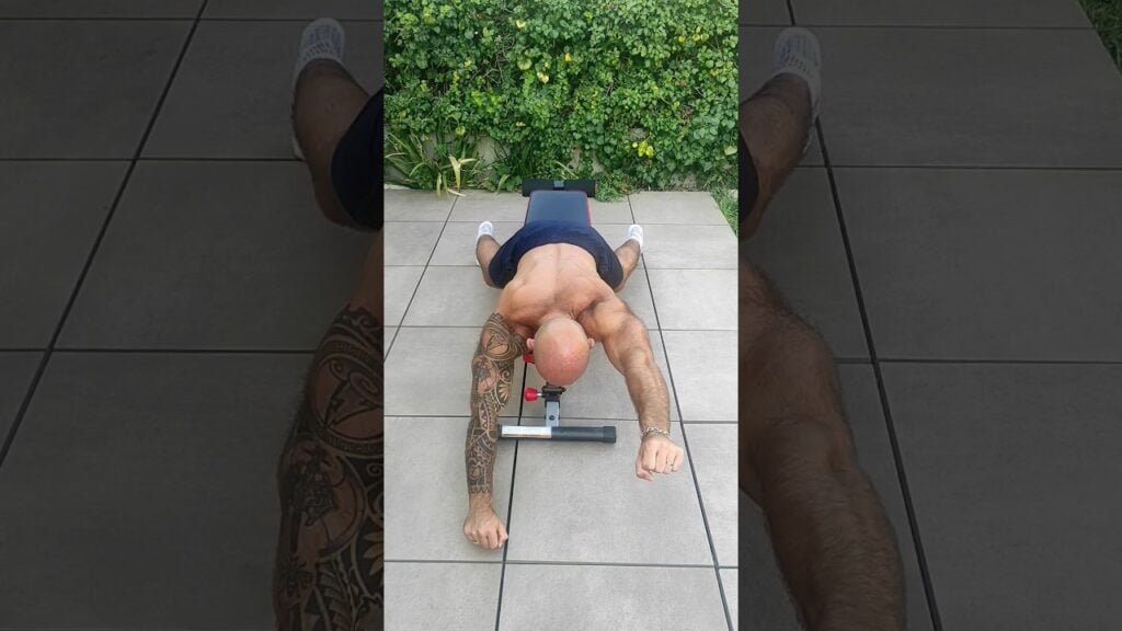 Élévation frontale sur banc poids du corps à un bras (one arm bodyweight front raise on bench)