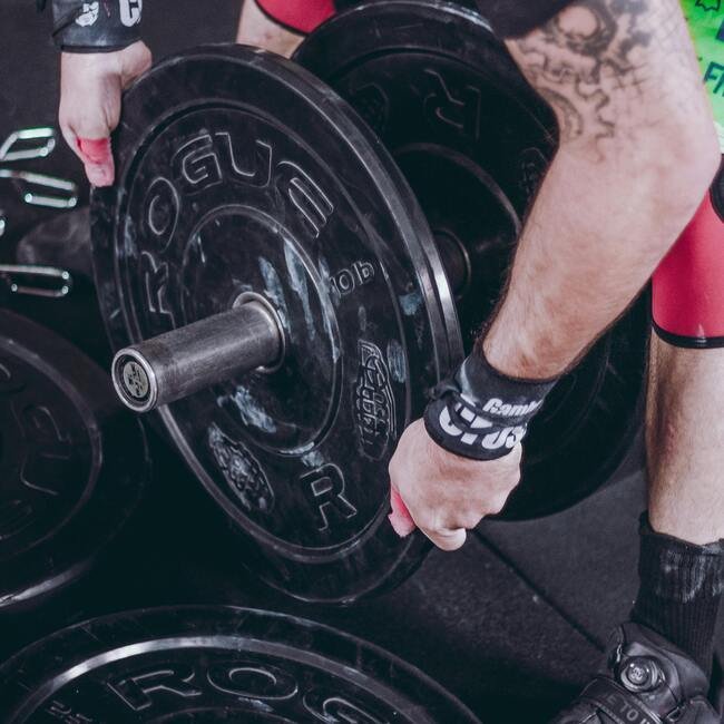 Drop set (série dégressive) : définition, avantages, exemples et avis