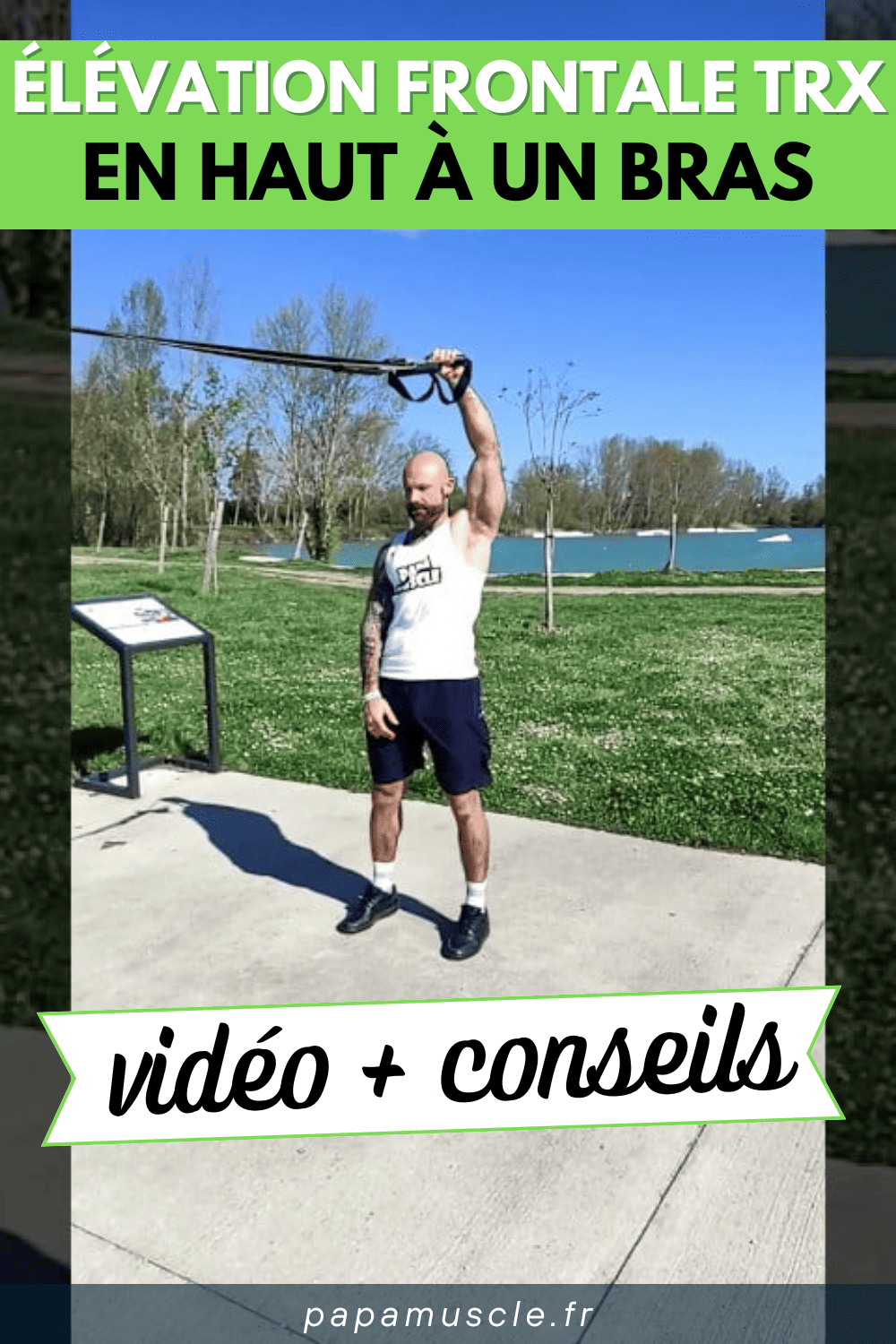 élévation frontale TRX en haut à un bras